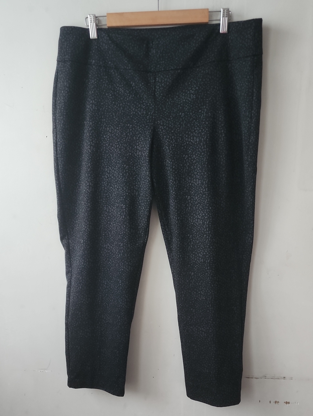 Zac & Rachel Black Cropped Ponte Pants with Subtle Spot Print